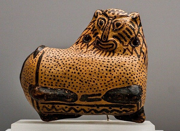 File:East Greek plastic aryballos - crouching lion - Karlsruhe BL.jpg