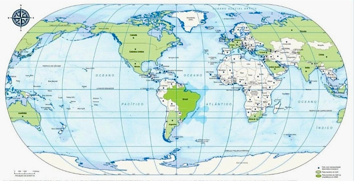 Imagem novo atlas com o mapa mundi com o Brasil ao centro.