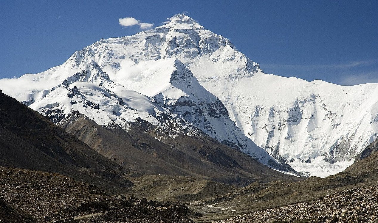 O Monte Everest está passando por um "surto de crescimento", dizem cientistas. O Monte Everest está passando por um "surto de crescimento", dizem cientistas.