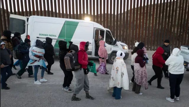 Immigrants prepare to dey transported by US Border Patrol agentsafta dem cross di US-Mexico border on 20 January 2025 near Sasabe, Arizona Immigrants prepare to dey transported by US Border Patrol agentsafta dem cross di US-Mexico border on 20 January 2025 near Sasabe, Arizona