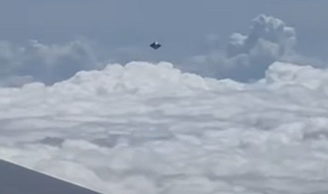 Estranho OVNI metálico filmado em avião de passageiros sobre a Colômbia. Estranho OVNI metálico filmado em avião de passageiros sobre a Colômbia.