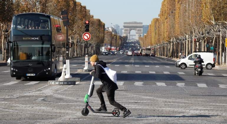 Cómo es la regulación de los patinetes eléctricos en Europa? El modelo del  éxito de París, Lisboa o Milán