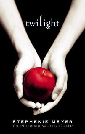This may contain: a book cover with two hands holding an apple in front of the words crepisculo
