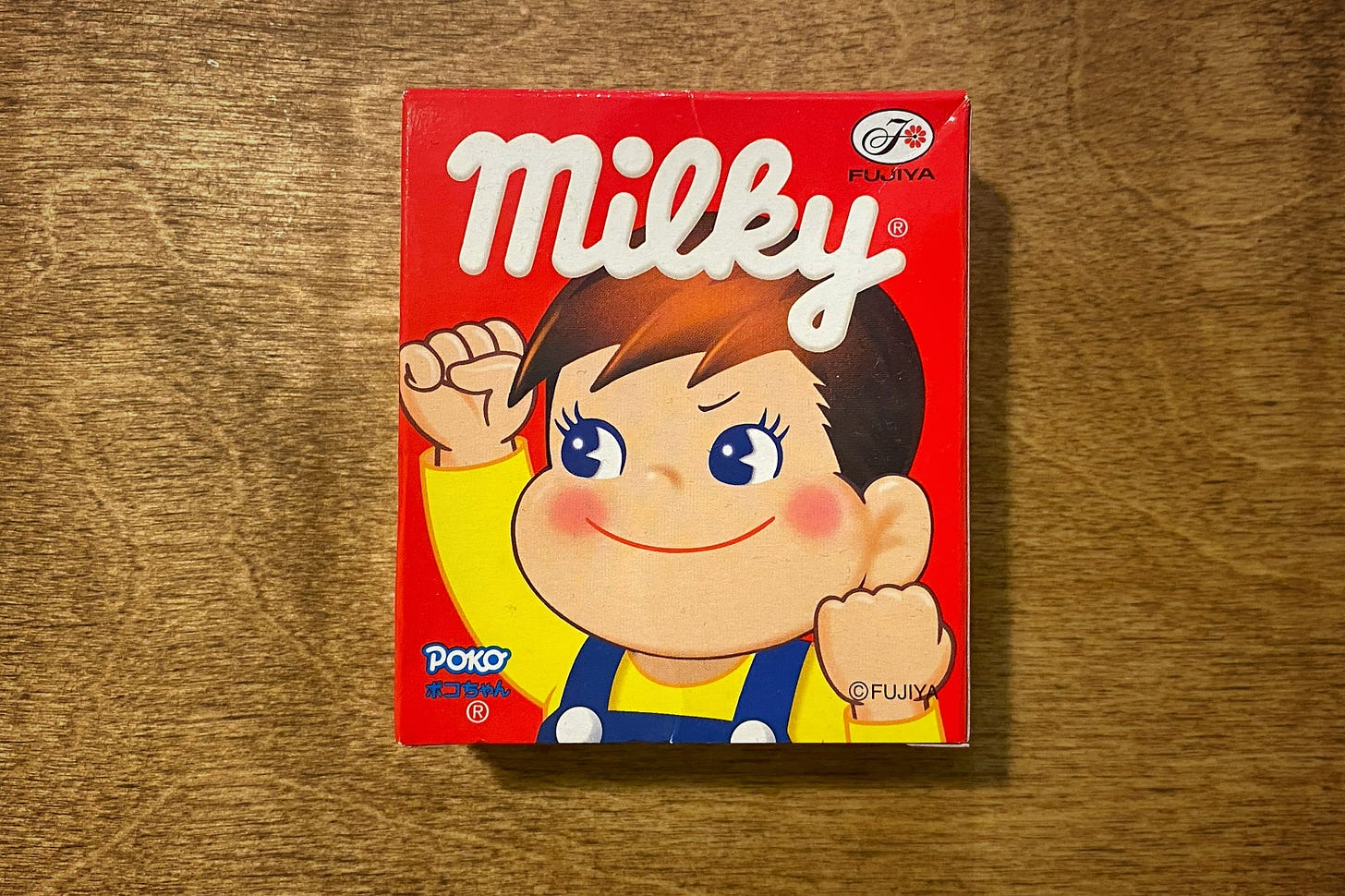Упаковка японских конфет «Милки» с улыбающимся мальчиком