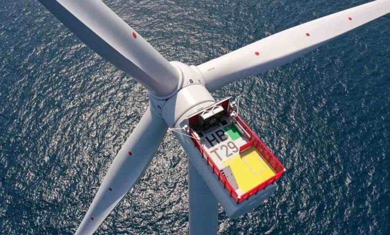 A picture containing outdoor, turbine, propeller, wind turbine

Description automatically generated