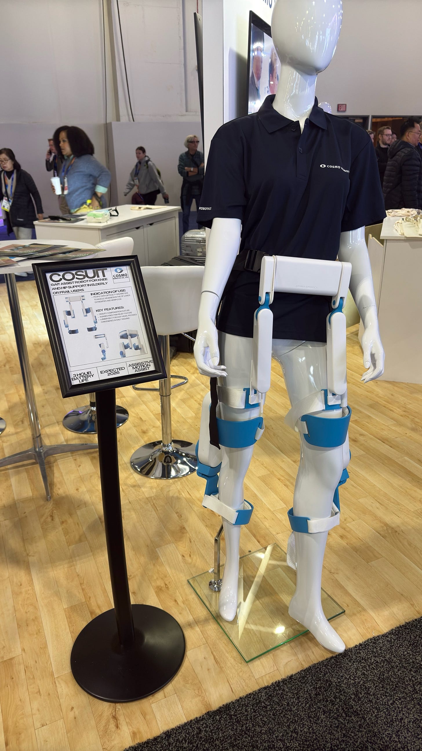 A mannequin wearing a pair of knee braces

Description automatically generated