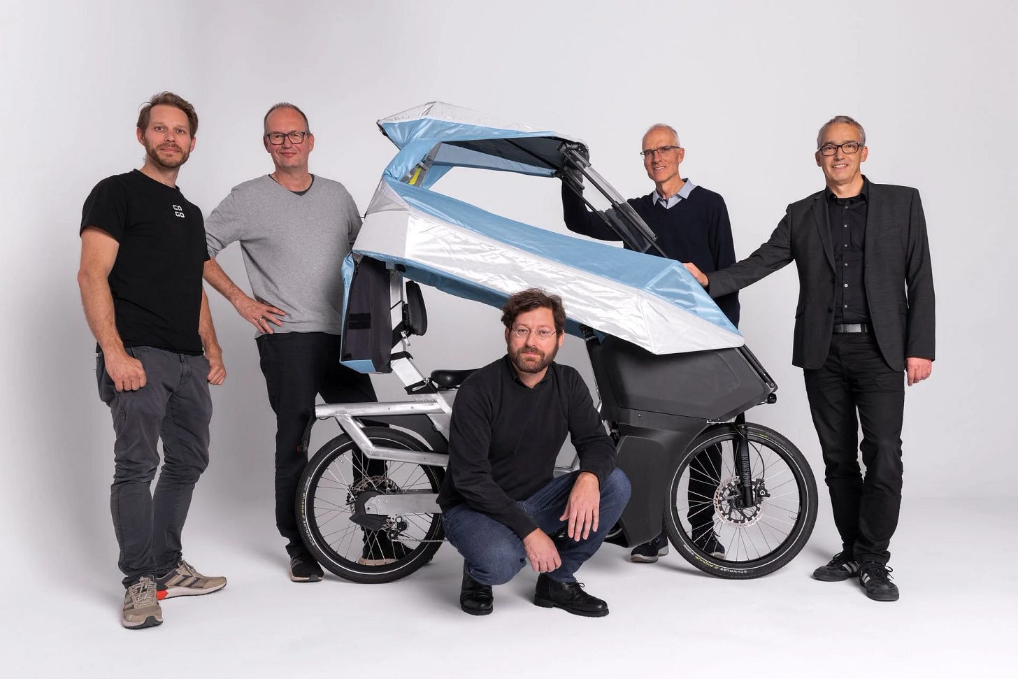 5 hommes autour de leur prototype de velo