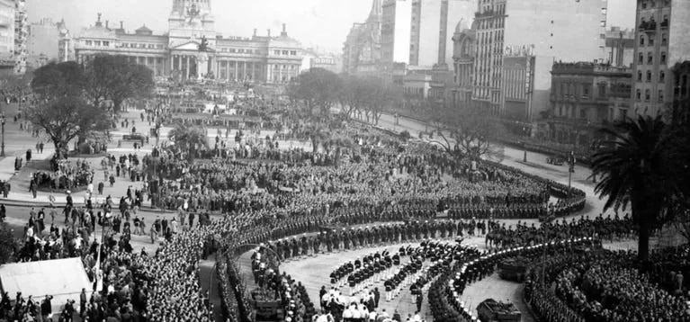 El cortejo fúnebre acompaña el cuerpo de Evita hasta el COngreso de la Nación para su último adiós.