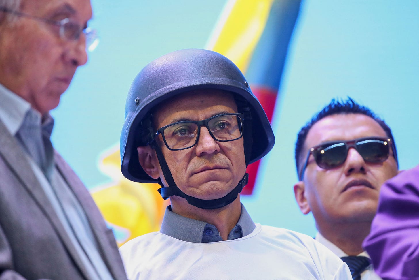 Christian Zurita debe utilizar casco y chaleco antibalas en cada aparición pública. (REUTERS/Henry Romero)