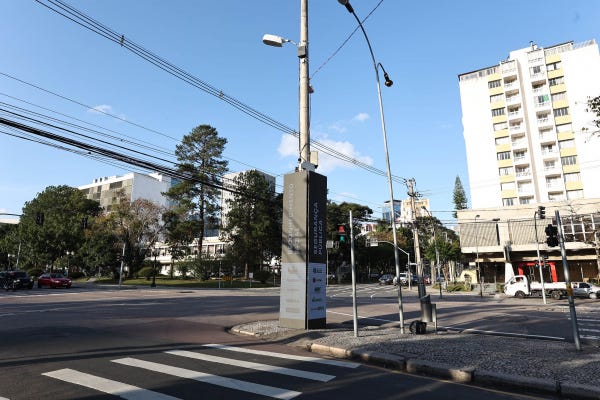 Luminária pública inteligente com antena 5G estreia em Curitiba