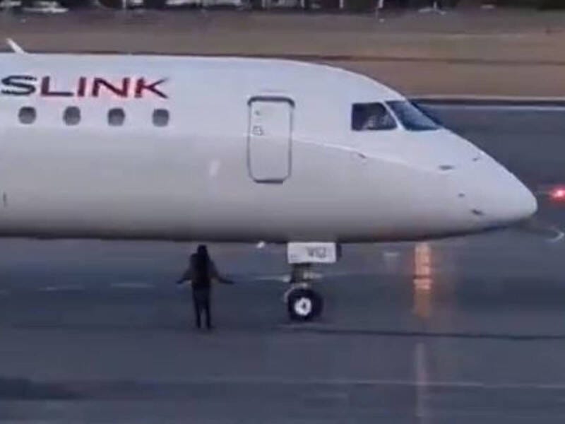 澳洲女子錯過搭機時間，竟闖入飛機跑道要求機師讓她登機。（翻攝自推特）