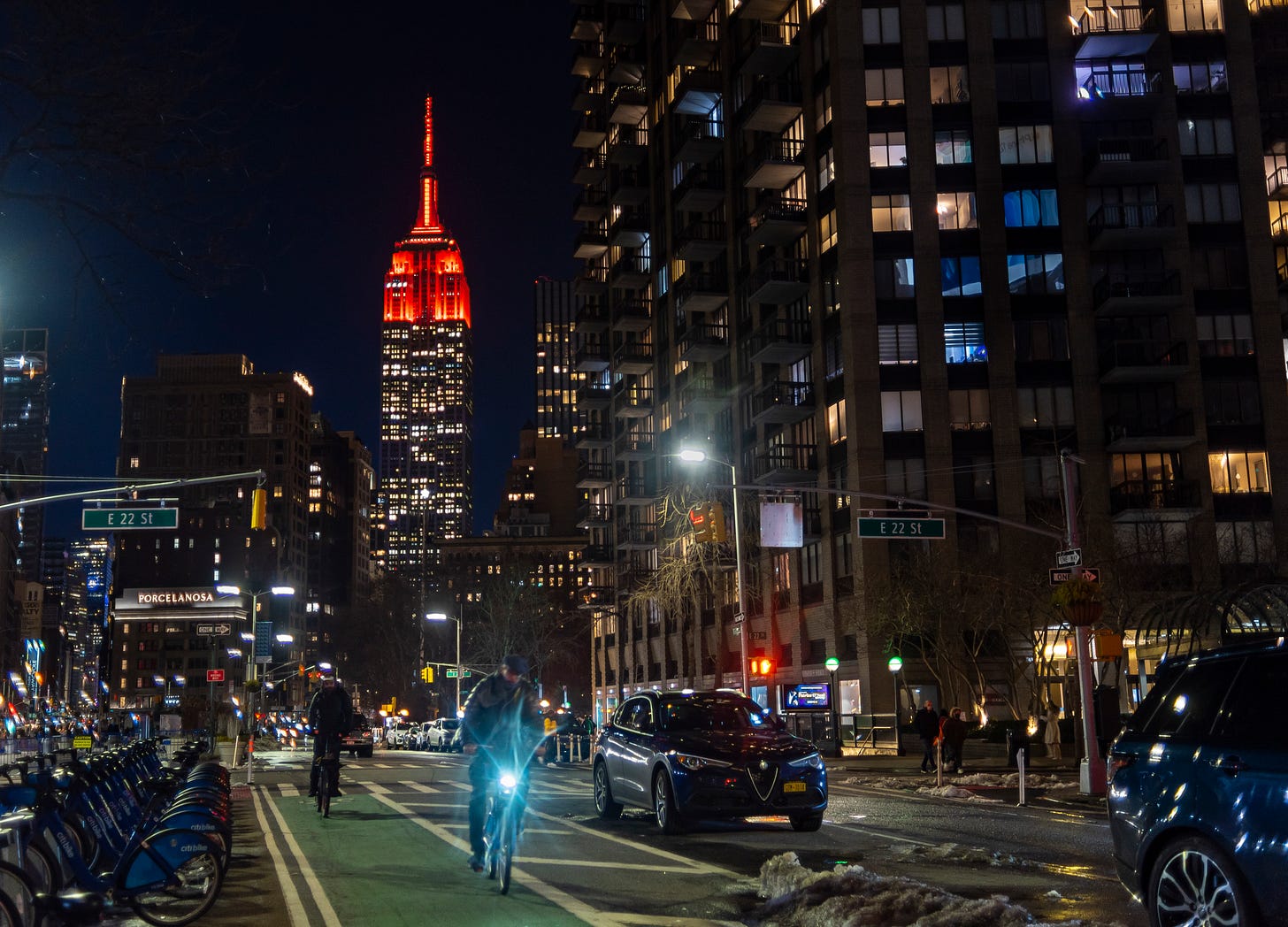 https://upload.wikimedia.org/wikipedia/commons/0/02/Empire_State_Illuminated_for_Mars_Perseverance_%28NHQ202102160050%29.jpg