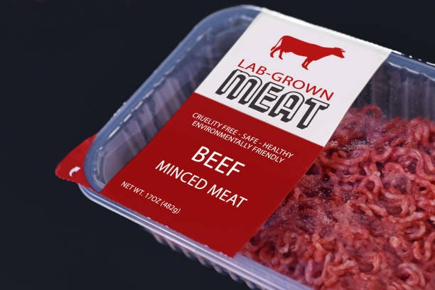 concetto di carne coltivata coltivata in laboratorio per la produzione artificiale di carne in vitro con carne macinata cruda confezionata con etichetta confezionata - carne sintetica foto e immagini stock