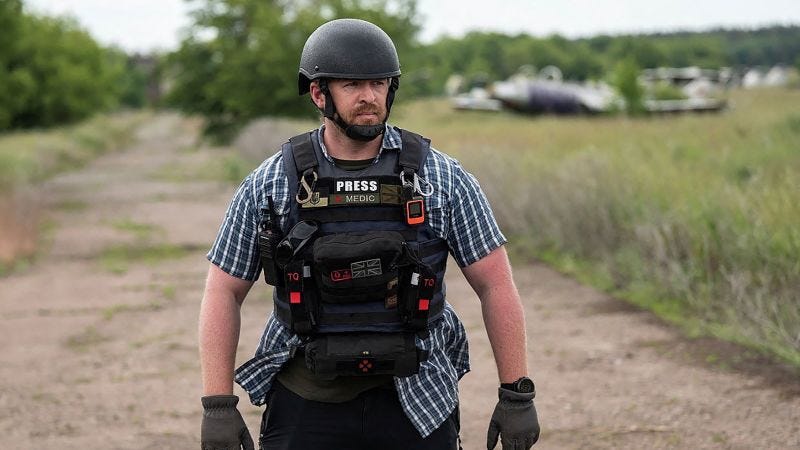 Ataque russo a um hotel em Kramatorsk, no leste da Ucrânia, resultou na morte de um jornalista britânico e deixou outros dois feridos. O incidente ocorreu na noite do último sábado (24/08).