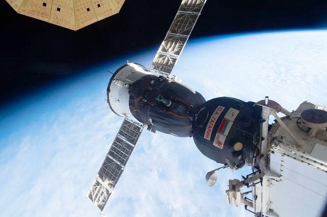Une capsule Soyouz amarrée à la Station Spatiale Internationale Une capsule Soyouz amarrée à la Station Spatiale Internationale