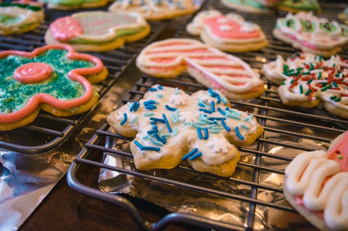 Free Deliciously decorated Christmas cookies cooling on a rack, perfect for the holiday season. Stock Photo