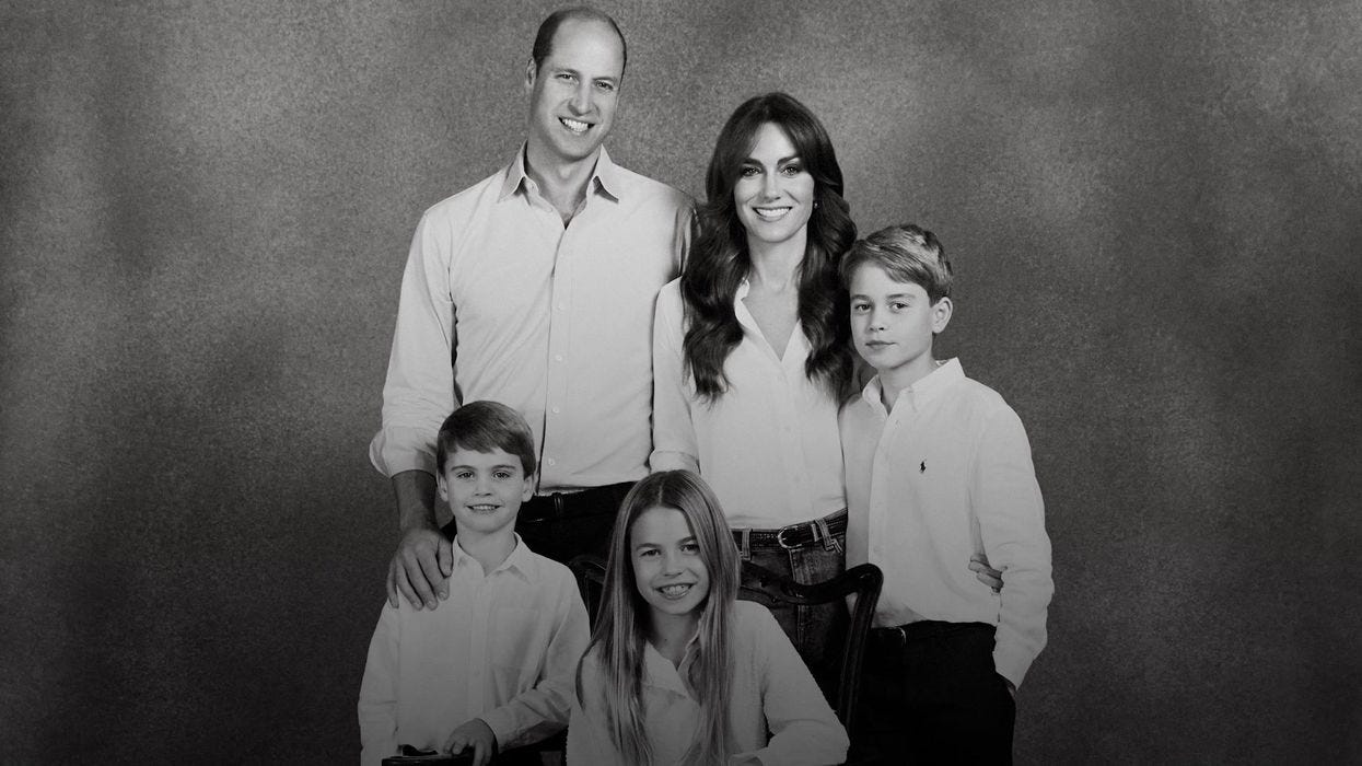 Royal Family Christmas card appears to suffer awkward photoshop fail |  indy100
