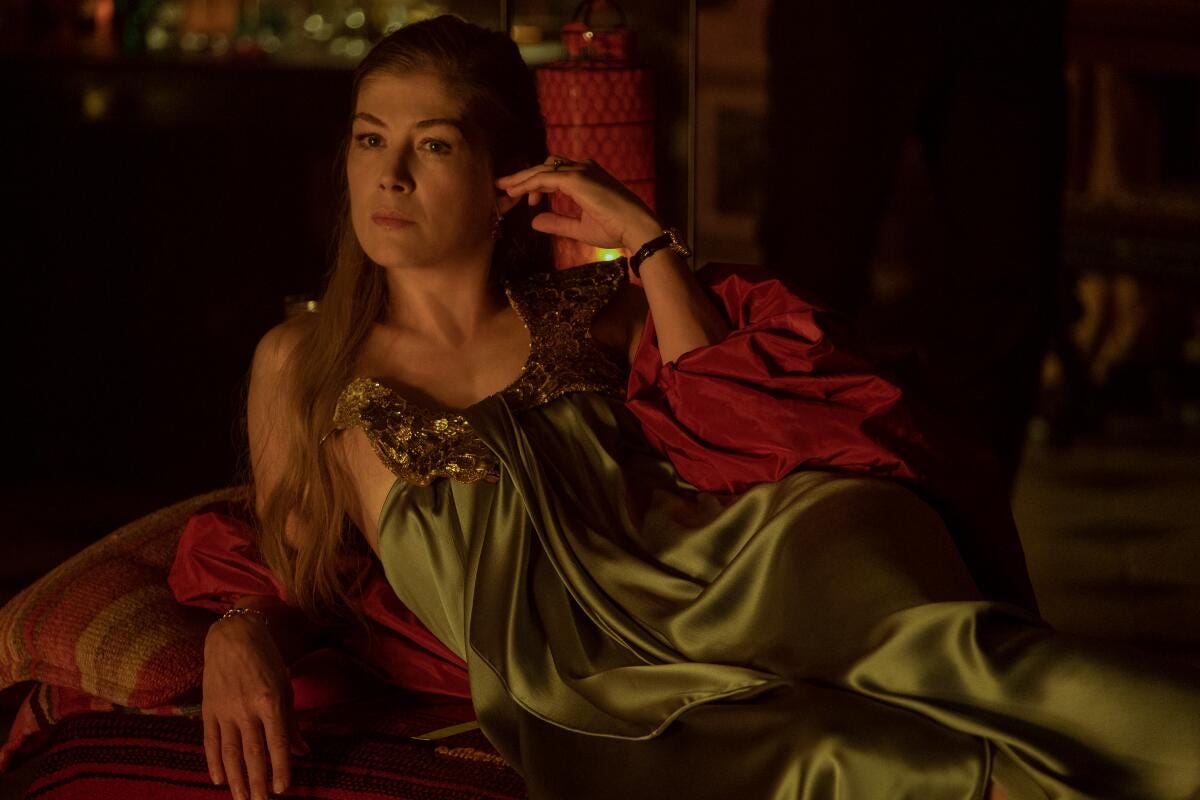 The warm sun and cold shoulder of Rosamund Pike in 'Saltburn' - Los Angeles  Times