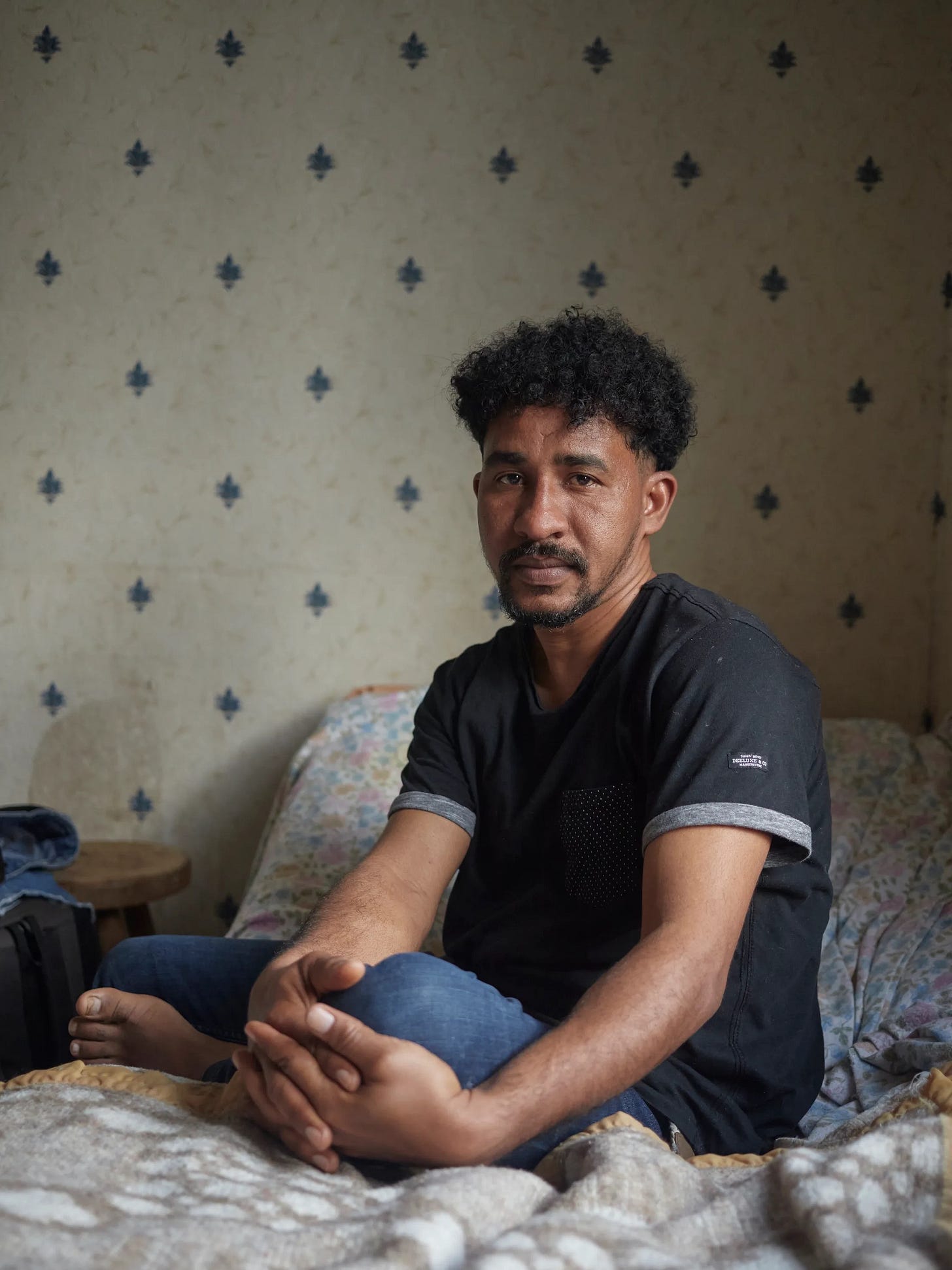 Omer in the Steenvoorde shelter, Calais, France. Photo by Zélie Hallosserie