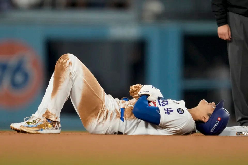 El japonés Shohei Ohtani se lamenta tras lastimarse en la intermedia durante el segundo juego de la Serie Mundial ante los Yankees de Nueva York, el sábado 26 de octubre de 2024 (AP Foto/Ashley Landis)