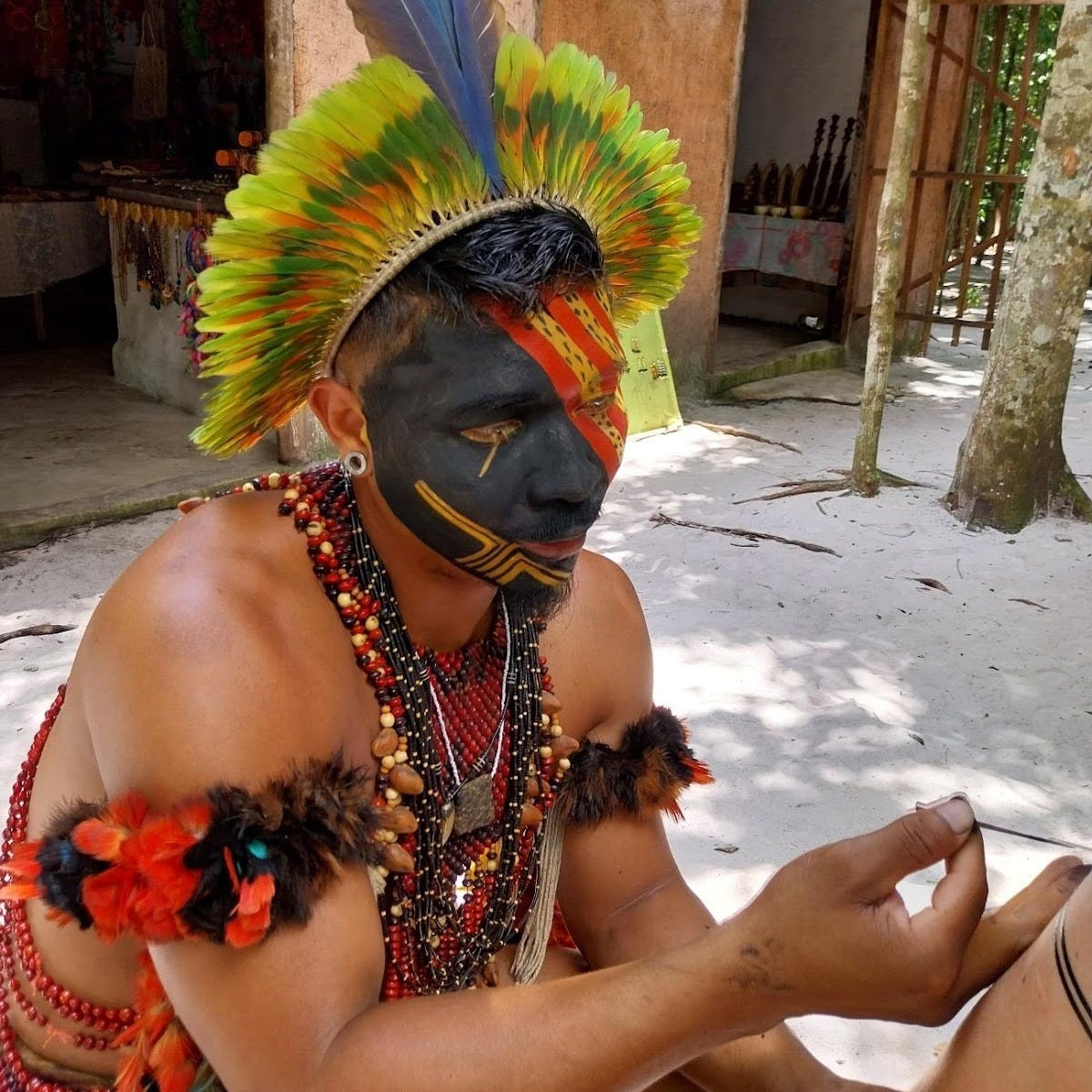 Mulher com vestido colorido

Descrição gerada automaticamente com confiança média