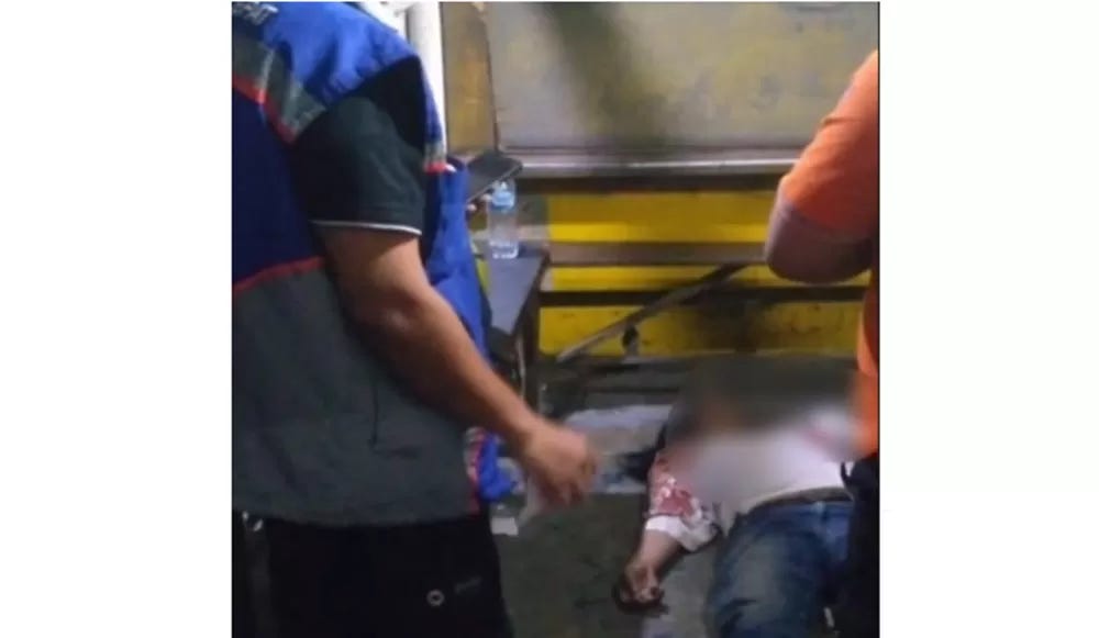 Evakuasi pria yang menddak meninggal di warung (Sumber: Instagram Command Centre)
