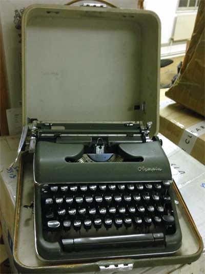 Photo of an old typewriter.