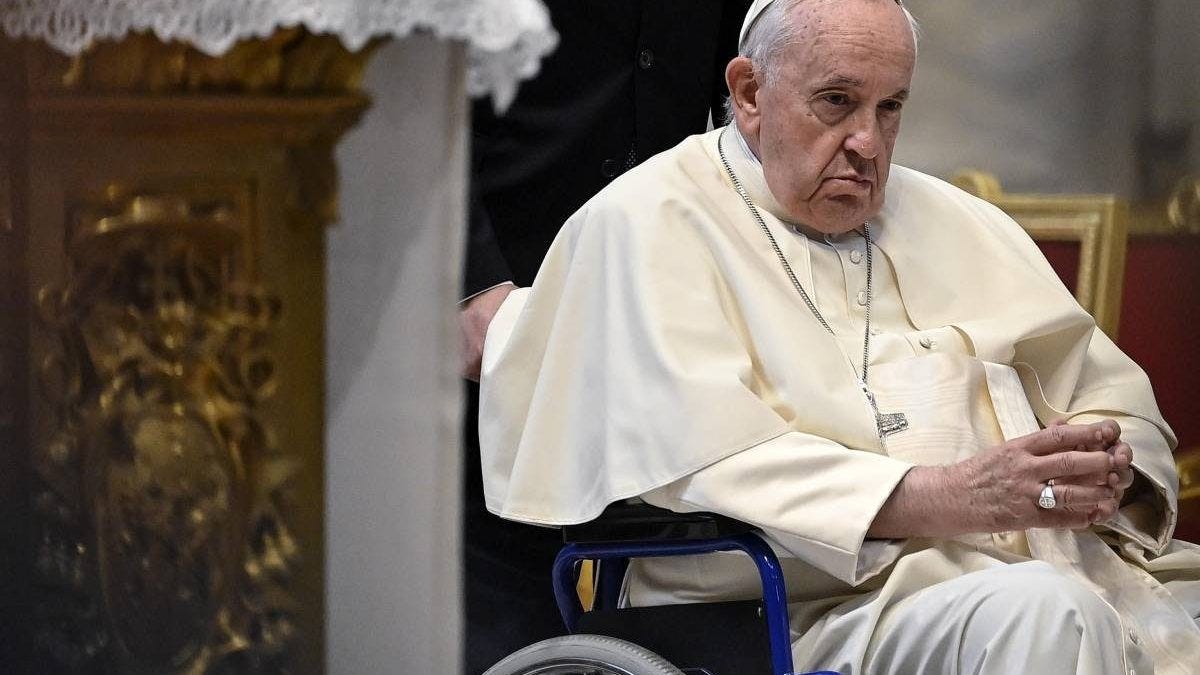 Papa Francesco non si affaccia in San Pietro per l'Angelus: Ho  un'infiammazione ai polmoni