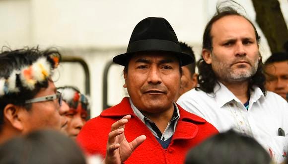 Imagen de archivo | El presidente de la Confederación de Nacionalidades Indígenas de Ecuador (Conaie), Leonidas Iza (C), habla durante una protesta frente a la Corte Constitucional en Quito, el 6 de septiembre de 2022. (Foto de Rodrigo BUENDIA / AFP)