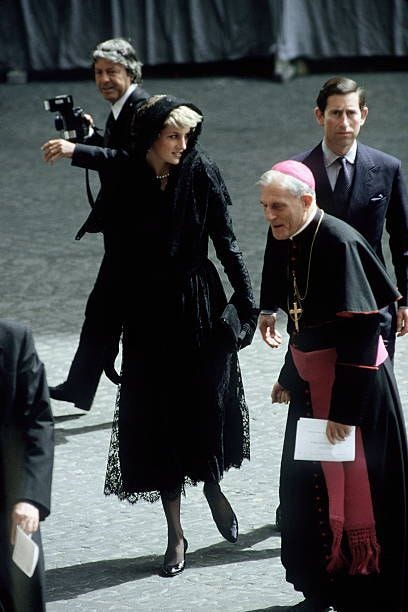 Prince Charles And Princess Diana Visiting Pope John-paul II At The... | Princess  diana pictures, Lady diana, Princess diana fashion
