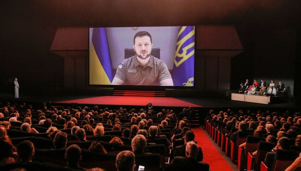 Galerie photos du communiqué Ariane Chemin, Yves Jeuland et Lisa Vapné retracent le parcours de Volodymyr Zelensky. De la scène à la guerre : entre souvenirs intimes et soubresauts de l’Histoire. 