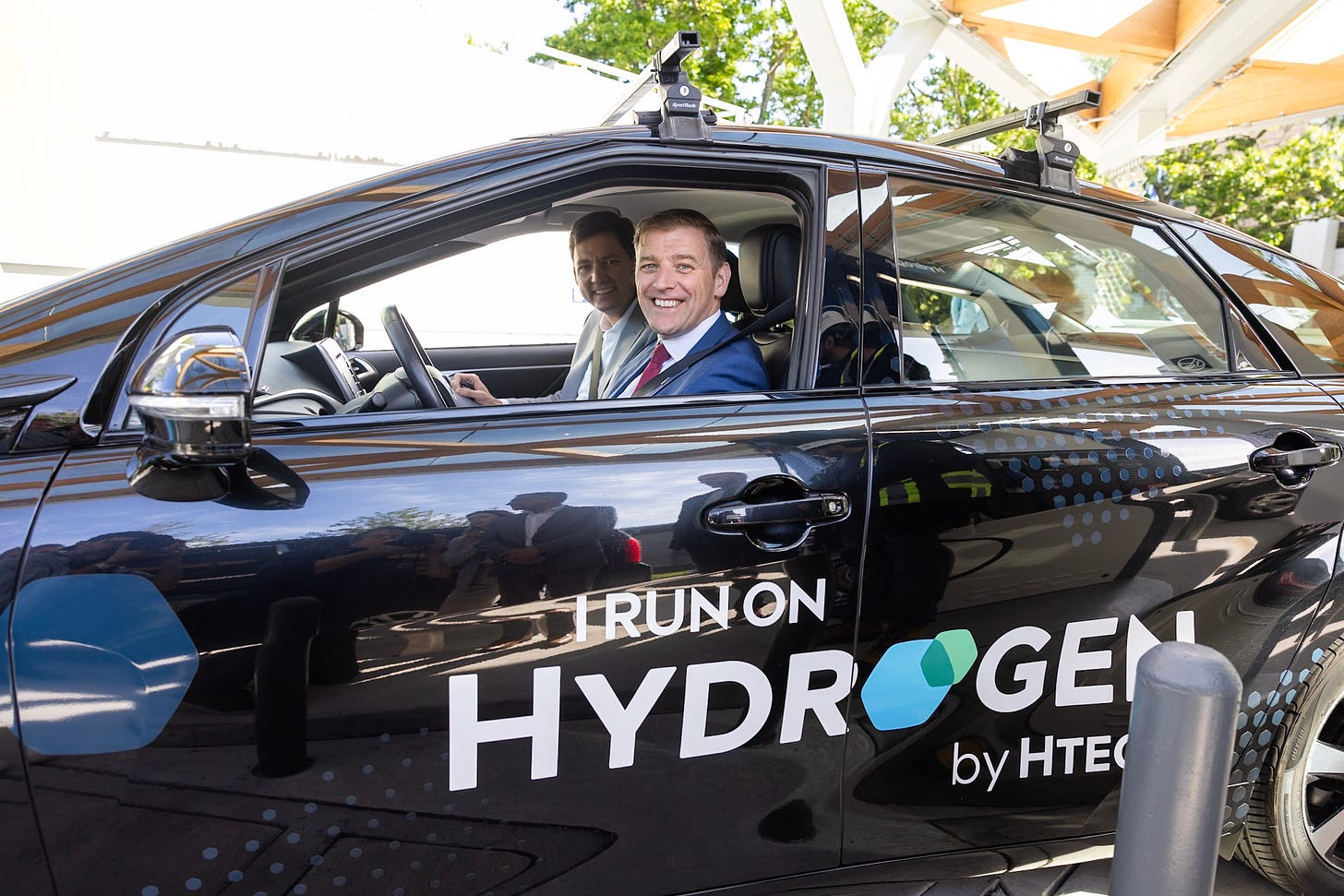 Premiers in hydrogen-powered car. Photo credit: BC Government. 