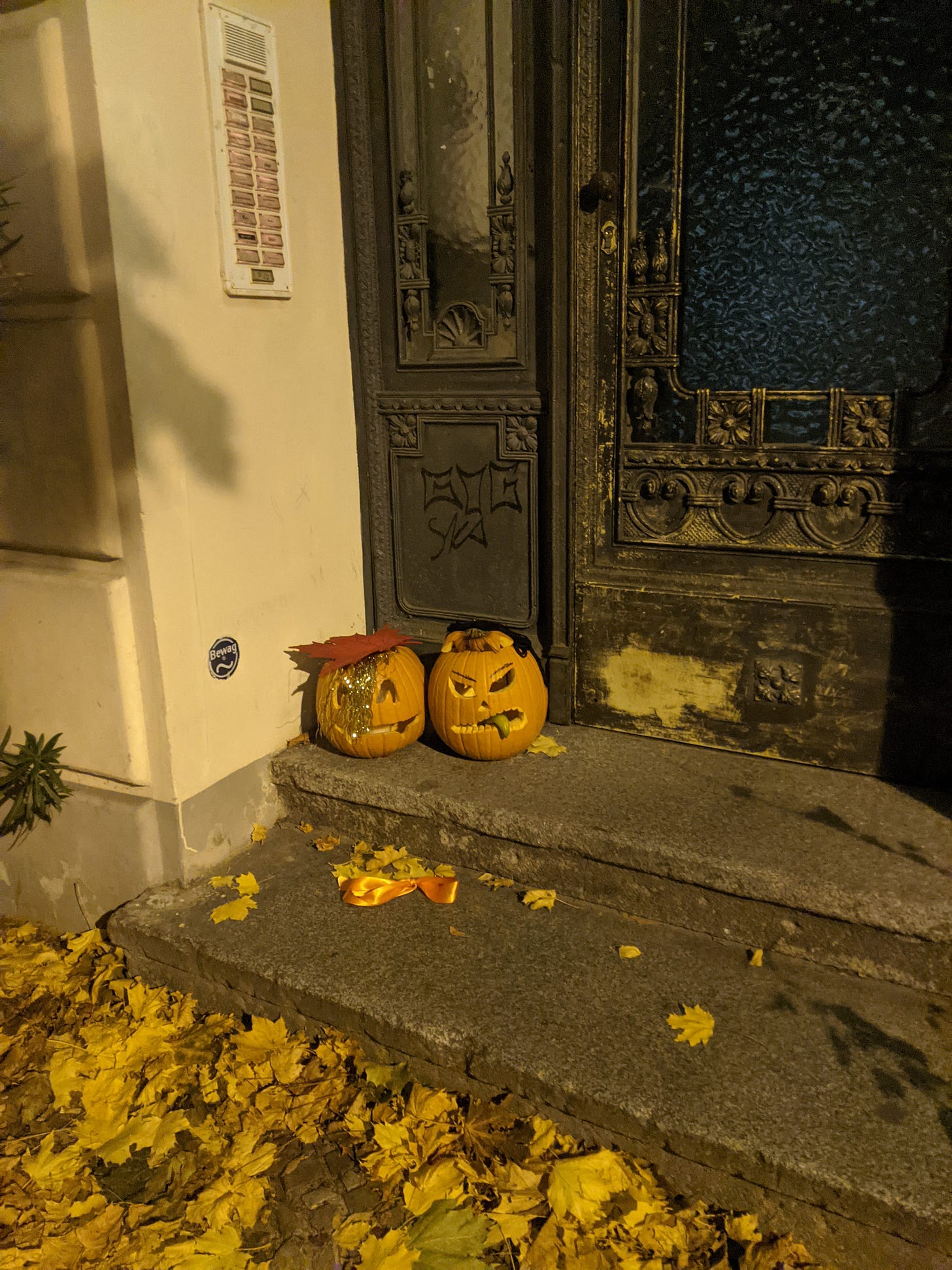 Un couple de citrouilles déguisées pour Halloween