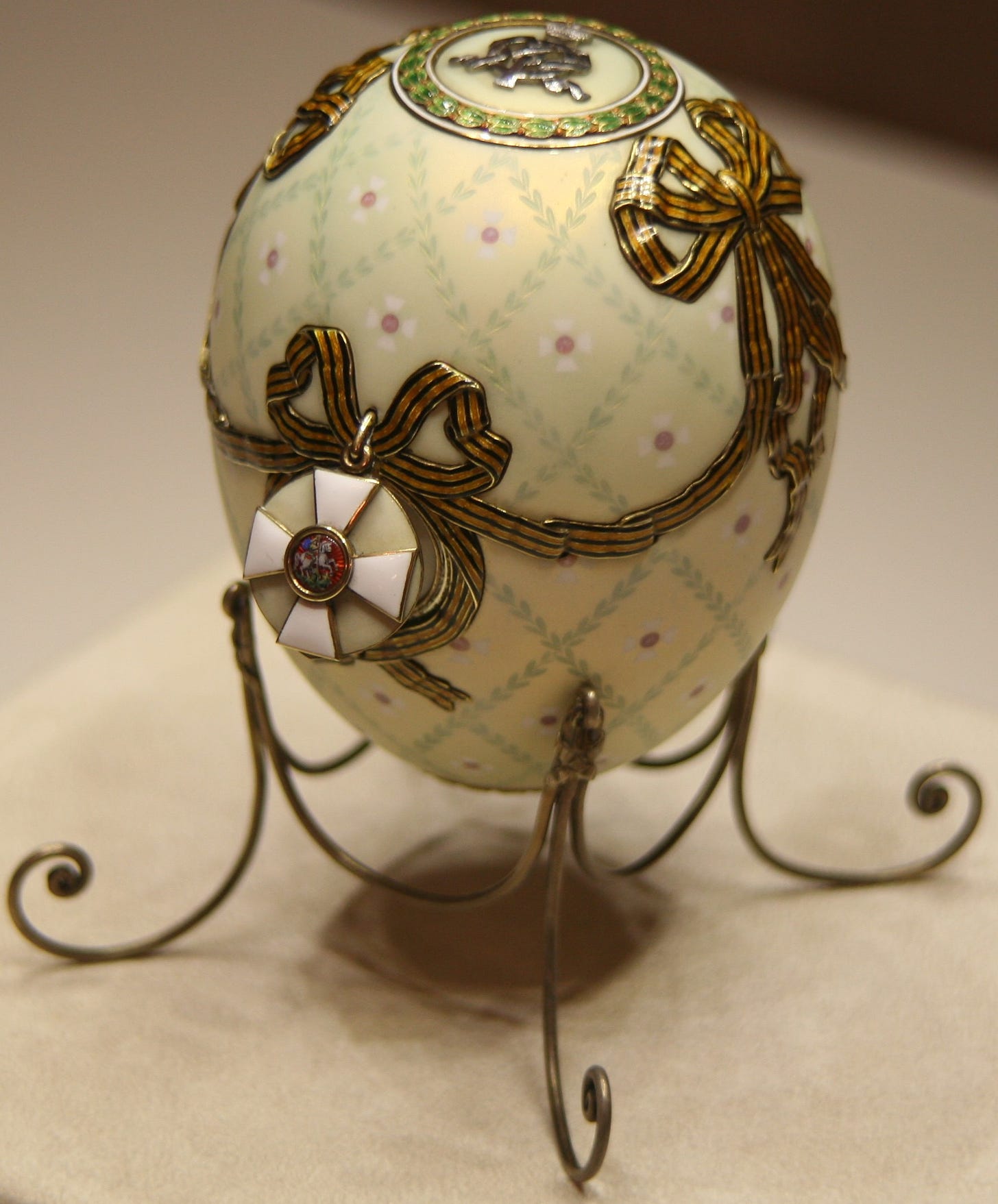 https://upload.wikimedia.org/wikipedia/commons/6/6e/Order_of_St.George_Faberge_Egg.jpg