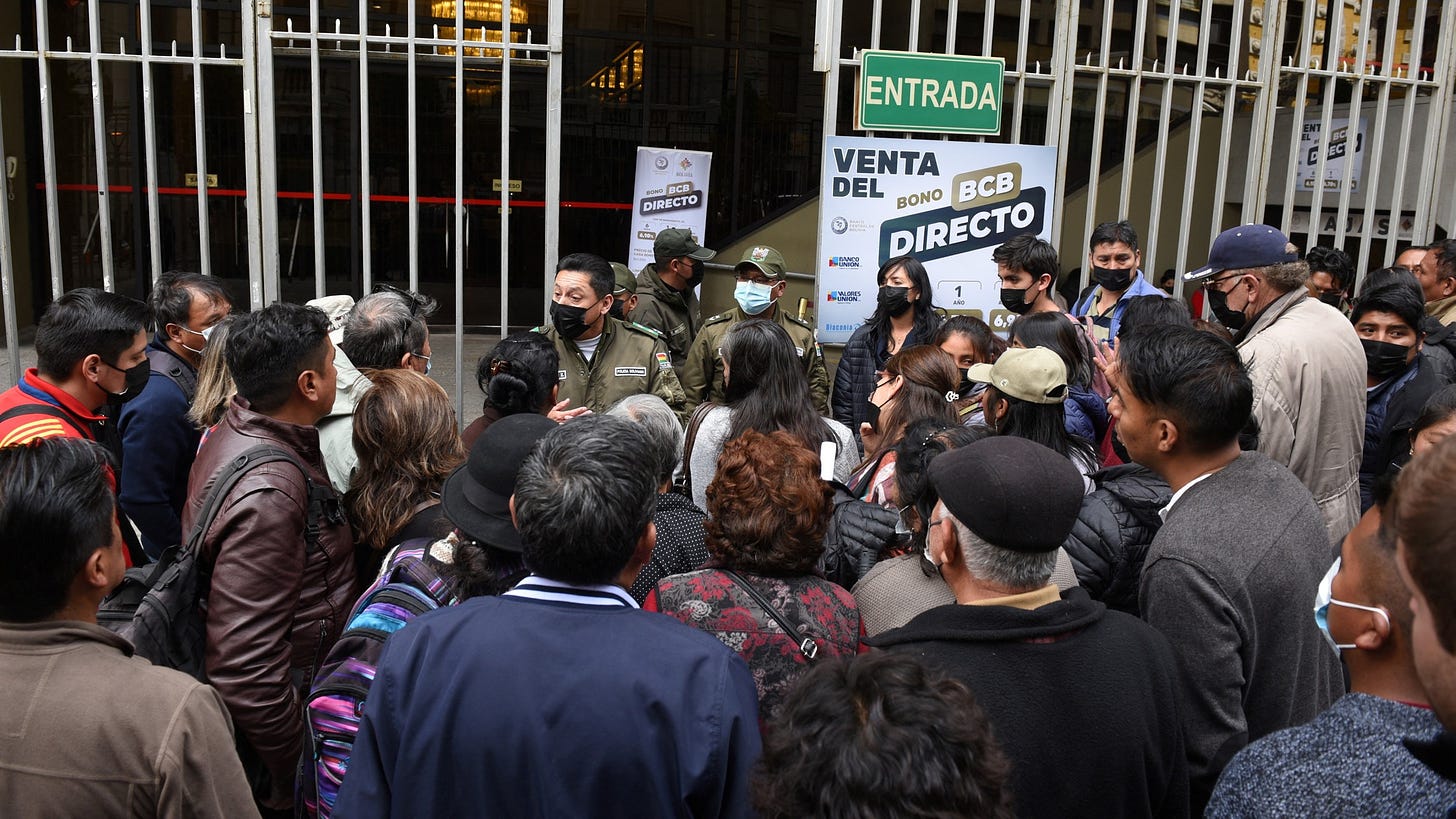 Des personnes attendent pour acheter des dollars américains devant la banque centrale de Bolivie à La Paz. Photo : Claudia Morales © Reuters