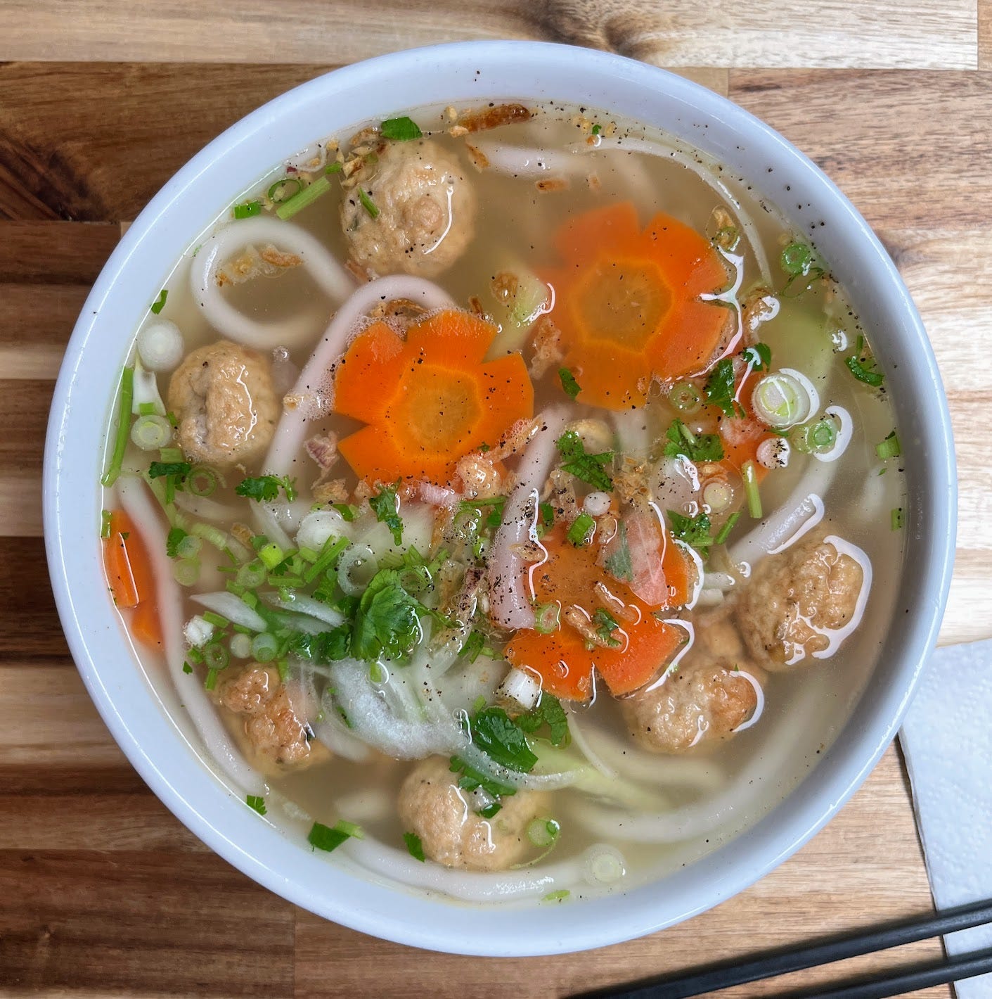 Bánh canh chả tôm and accompaniments