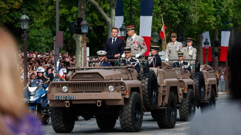 Emmanuel Macron jó állapotban van 14 juillet Párizsban