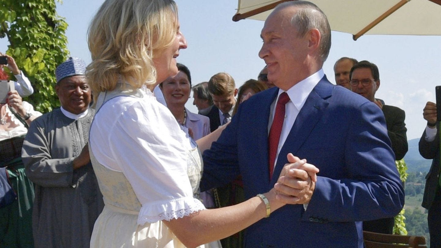 Einst tanzte sie mit Putin - Kneissl freut sich auf Denkfabrik in Russland  | Euronews