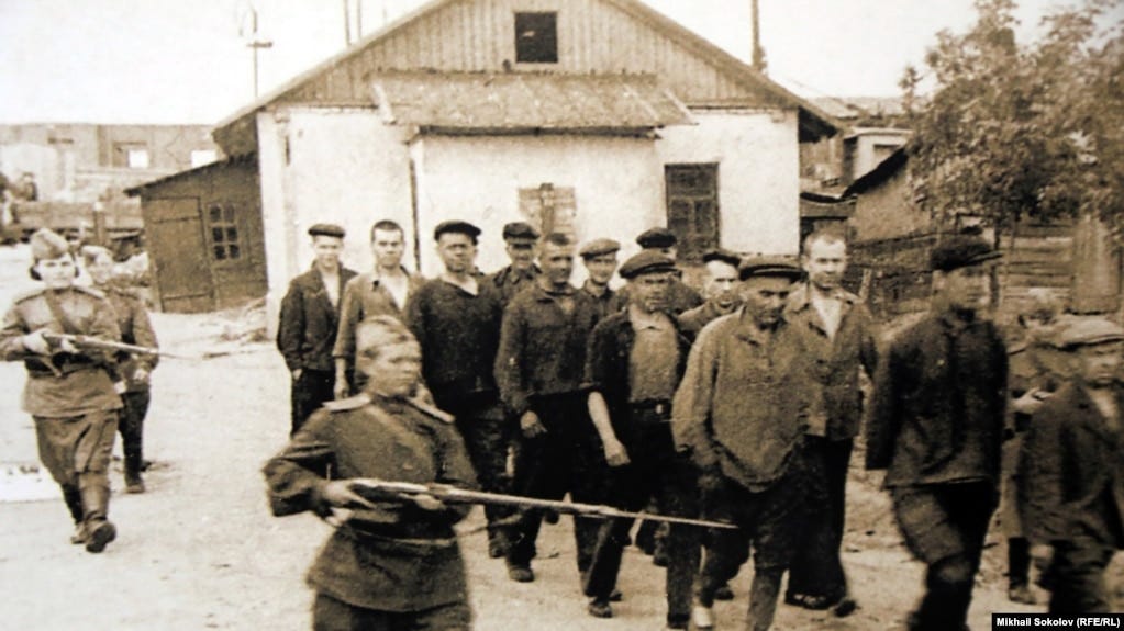 A photo of Gulag prisoners in Perm (undated).