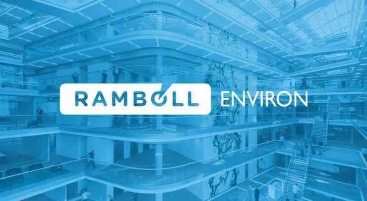 Logo Ramboll Environ em fundo de interior de prédio mostrando vários andares com filtro na cor azul.