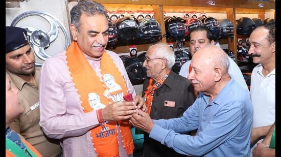 Continuing his campaign, Chandigarh BJP candidate Tandon spearheaded his foot march with a large contingent of supporters at Modern Housing Complex, Sector 21-market, and Sector 30 in Chandigarh. (HT Photo)