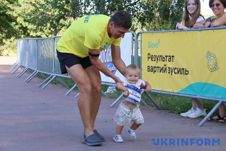 На зображенні може бути: 5 людей, дитина, люди грають у теніс та текст