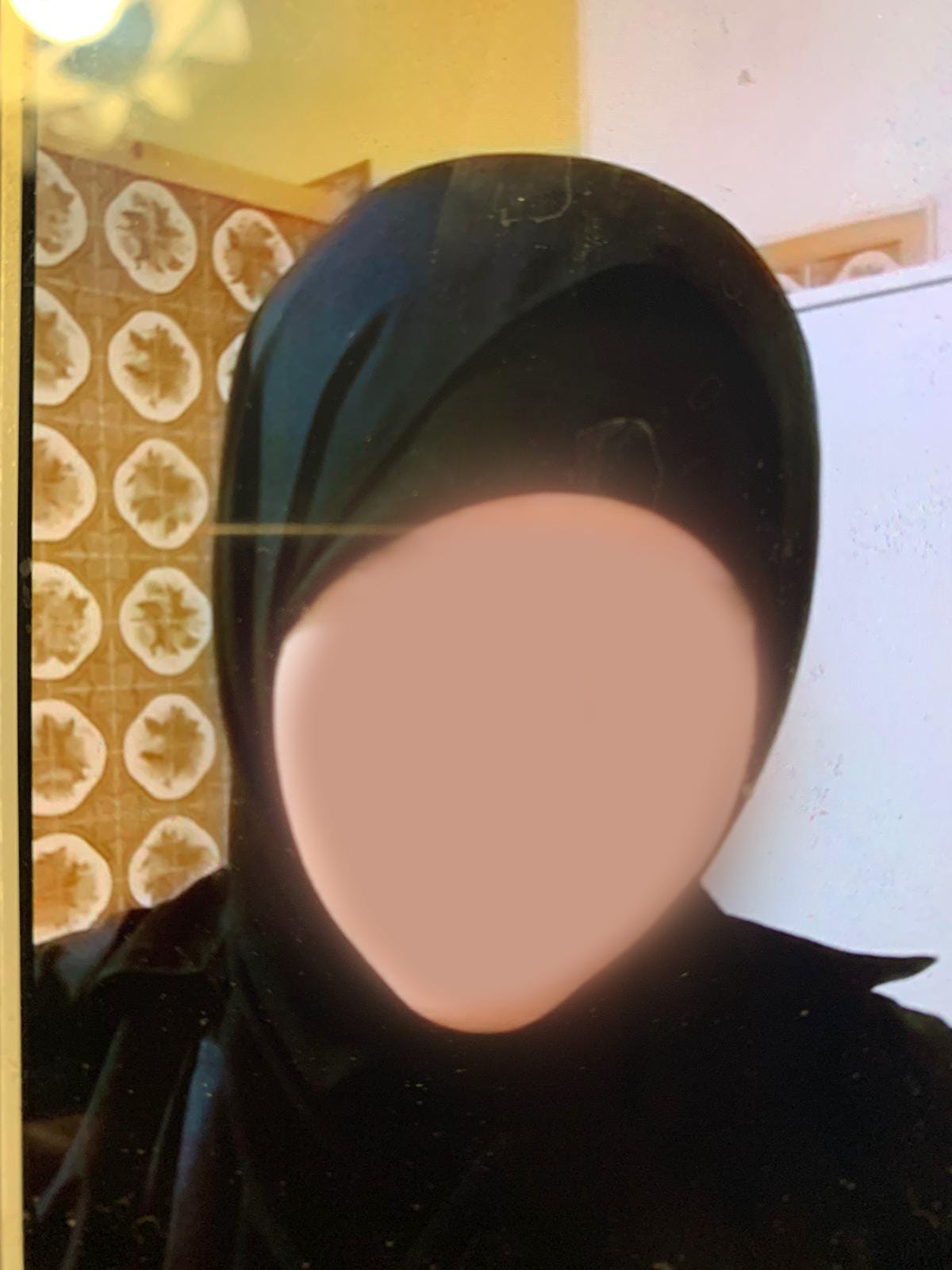 14-vuotias Nourhan puettiin mustaan huiviin ja kokovartalomekkoon.