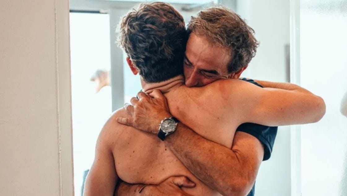 El abrazo del bahiense Anibal Colapinto con su hijo Franco en el box de Williams