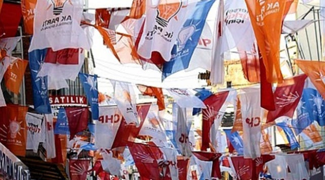 İstanbul'da seçim öncesi afiş ve bayraklar toplanıyor