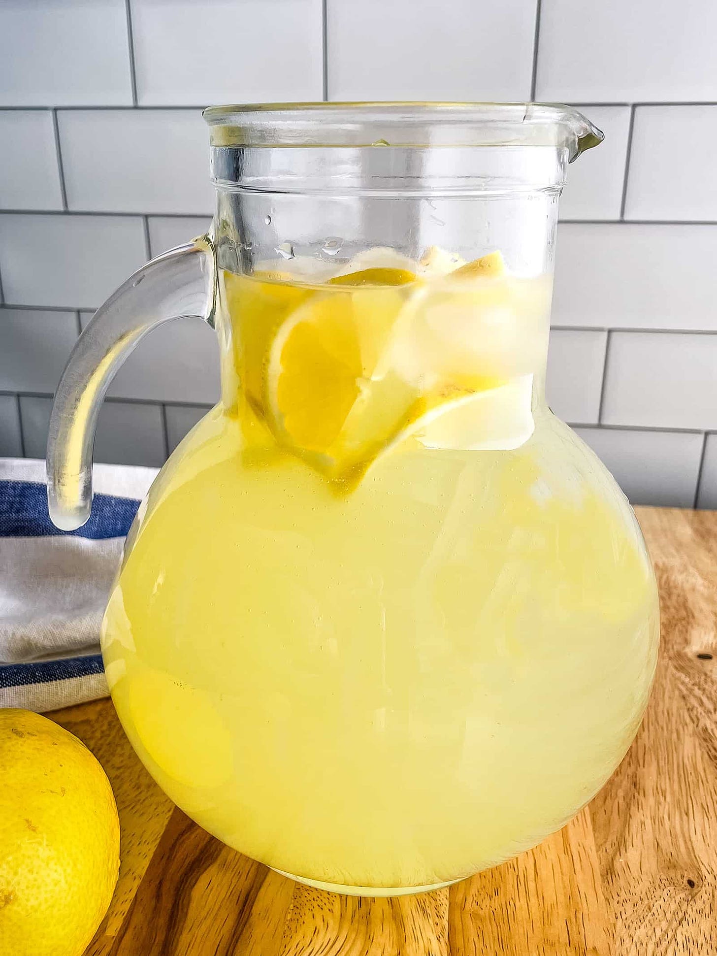 Os Surpreendentes Benefícios de Beber Água Morna com Limão Pela Manhã