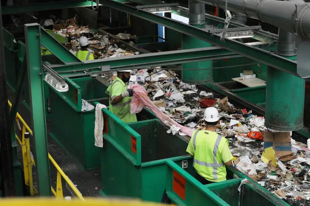 Fasilitas sortir sampah daur ulang yang tidak bisa diolah di San Francisco, tahun 2019