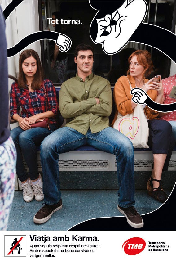 Poster per la campagna "Viaggia con Karma" dell'Azienda dei trasporti pubblici di Barcellona: un uomo siede in metropolitana tenendo le gambe aperte e lasciando poco spazio alle due donne sedute ai suoi lati. Lo slogan recita: "Viaggia con Karma. Quando ti siedi, rispetta lo spazio altrui". 
