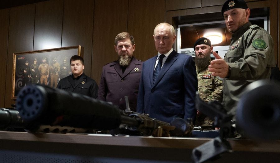 Putin inspeciona arma com Ramzan Kadyrov