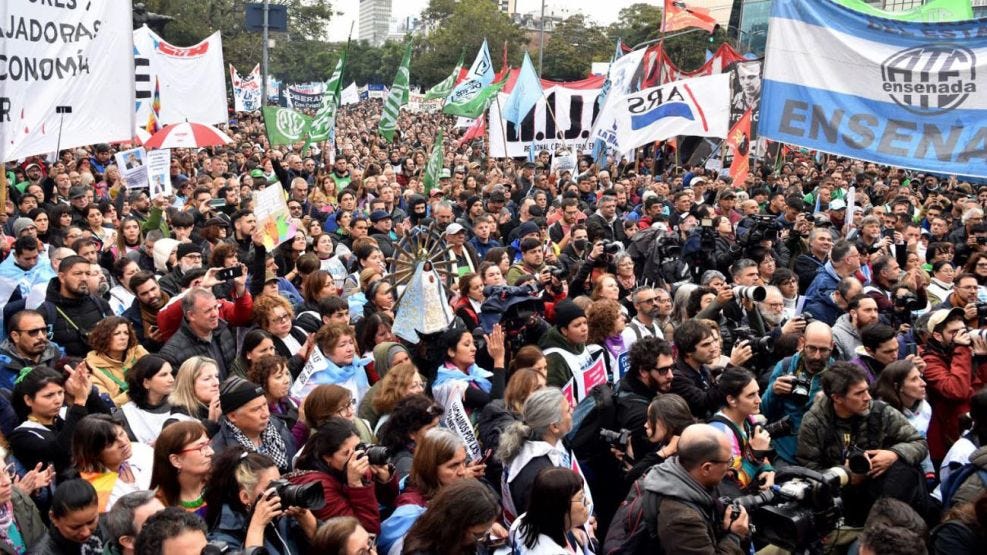 Acá no se rinde nadie" y "pondremos el cuerpo": la reacción de  organizaciones sociales ante la victoria de Milei | Perfil